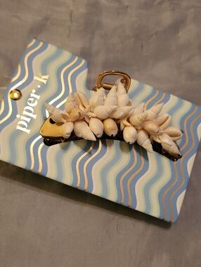 Piperk Fish Shaped Shell Cluster Hair Clip with Gold Accent Li M
